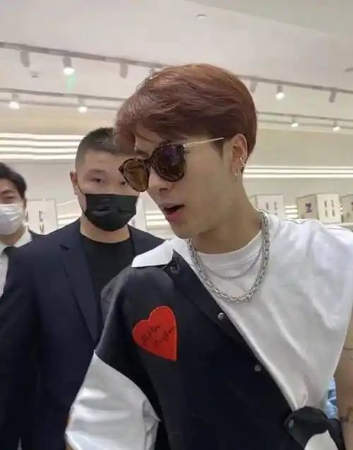 原创175cm的王嘉尔现实中长啥样看到生图网友颇为意外