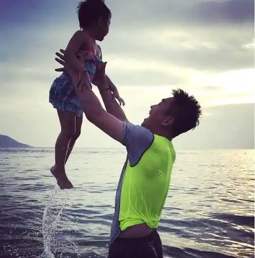 47岁瞿颖同男友陪两个女儿做运动一家四口短裤造型超温馨