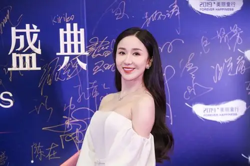 演员娄艺潇亮相2019年凤凰网"美丽童行"公益盛典红毯区