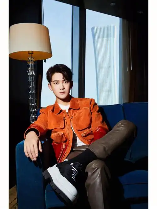 熊梓淇皮裤黑袜