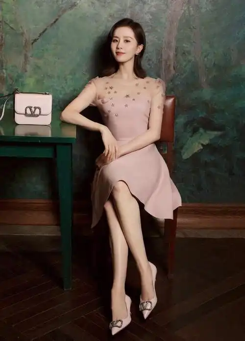 刘诗诗化身复古女郎小黑裙搭奶奶发箍优雅高级丝袜美的很抢镜