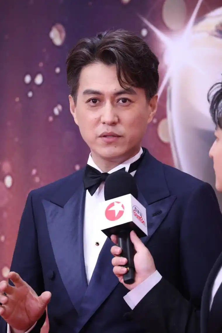 靳东30岁后的发型告诉我们:"方脸大叔的帅气得靠留对发型体现"