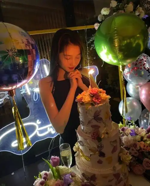 关晓彤生日都在看她蹦迪,谁注意她的蛋糕?这才符合女明星的身份