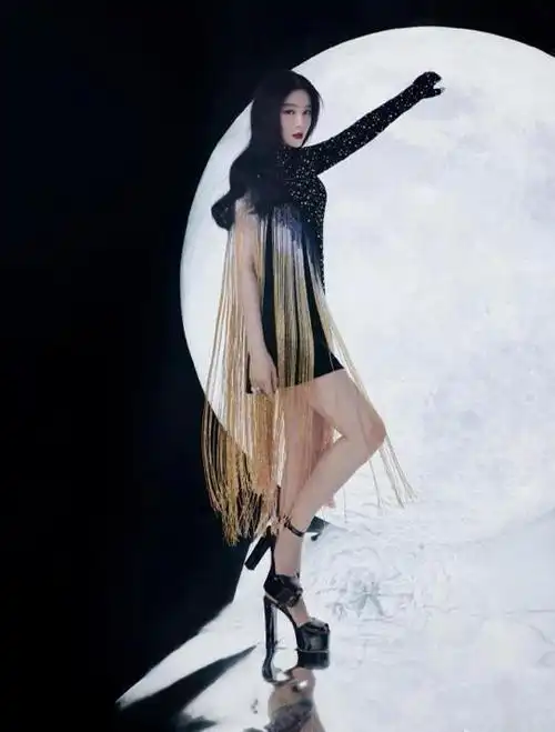 范冰冰贴心为粉丝签名穿学院风大秀少女心就是穿得不太协调