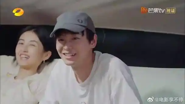 张子枫唱歌,原唱一旁弹吉他,何炅和妹妹合唱,真是团宠啊