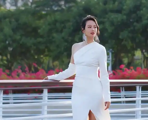 有姐姐竟"空降",网友在线扒出抓马时刻_腾讯新闻