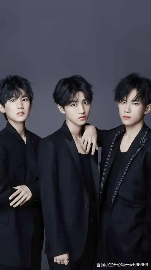 2013年8月6日,tfboys发布组合形象宣传片《十年》,正式出道!