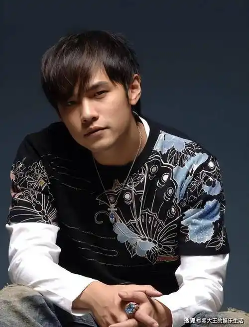 周杰伦回应座位风波,疑似彻底破防,大骂吐槽他的人是"狗在吠"_音乐