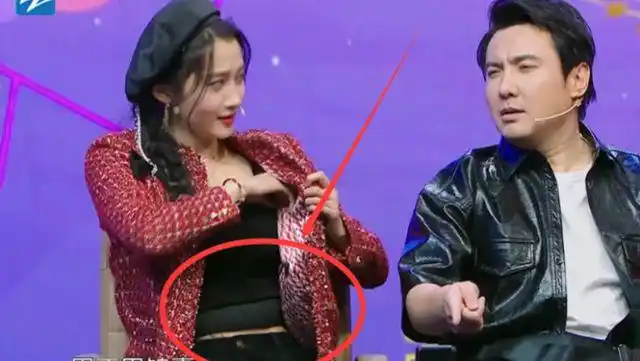 关晓彤脱外套却忘记收腹,看清小腹几层赘肉,才知鹿晗的眼光多毒