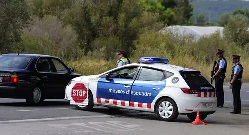西班牙南部一挂假牌汽车冲撞警车并逃逸