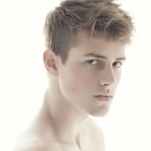 欧美帅气高鼻子男模特头像图片-男生头像 - 壁纸之家