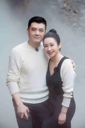 《妻子5》夫妻合体出游 团长刘涛春日出游造型甜美