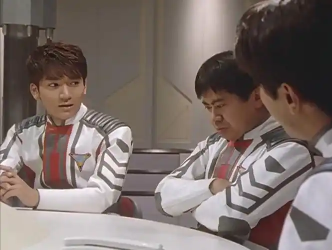 迪迦奥特曼第二集对比②:名场面——巨山超力霸(原版,粤语,台配,上译)