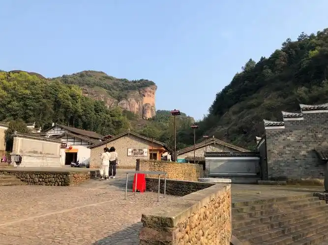 写美篇无蚊村,坐落在龙虎山泸溪河畔,青山为屏,绿水环绕,所谓"龙虎