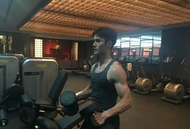 蒋劲夫带日本女友回国显出最萌身高差还撞脸贾玲