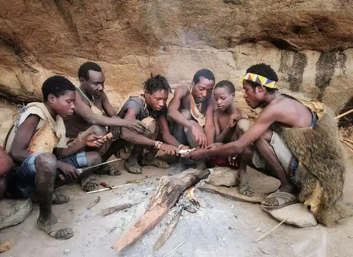 第一眼见到原始部落人就非常的吃惊,他们将猎到的岩鼠去除内脏后,连血