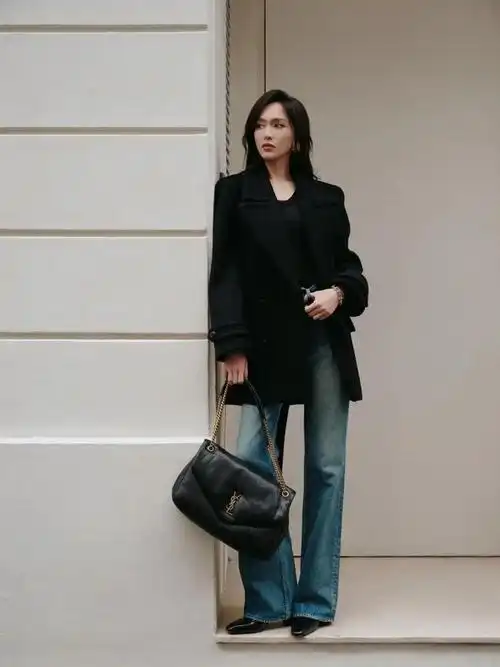 唐嫣巴黎街头气场超绝西装搭配牛仔裤潇洒甜酷