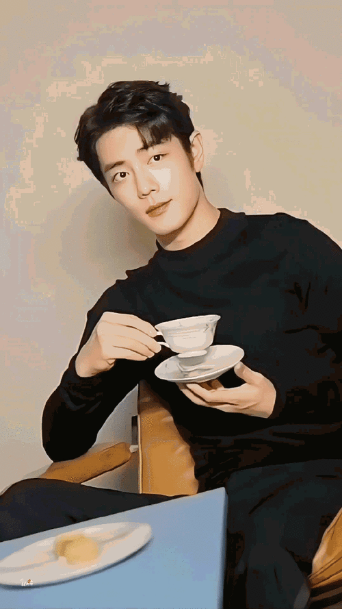 肖战##肖战wedgwood全球品牌代言人#  阳光温暖,你抬头看,万物皆可爱