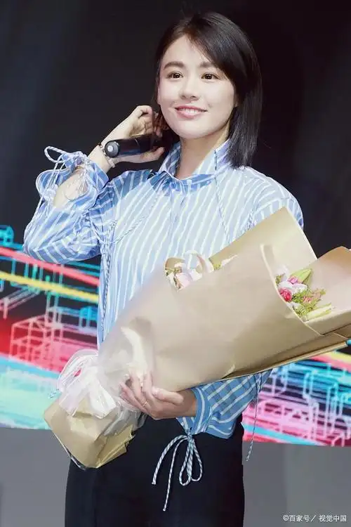 马思纯上海坐地铁遭偶遇 被赞美回巅峰时期颜值高