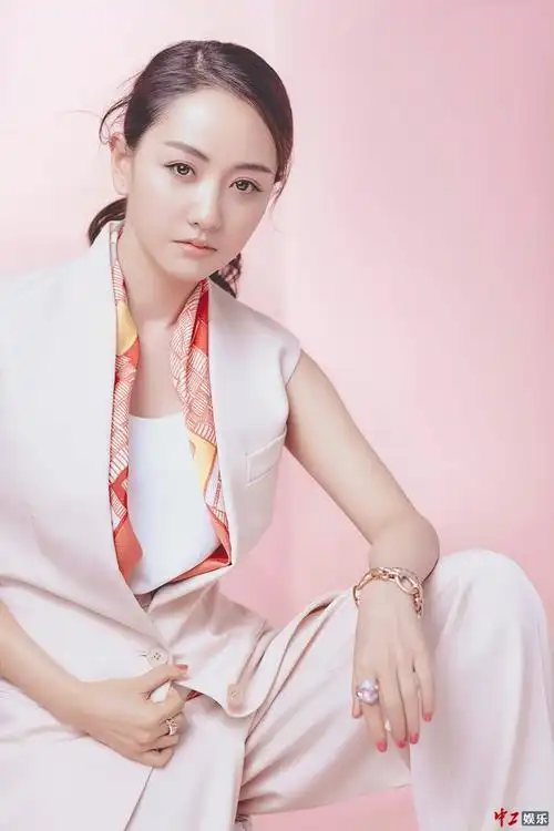 杨蓉粉红力大片性感大气 微露小蛮腰(高清组图)