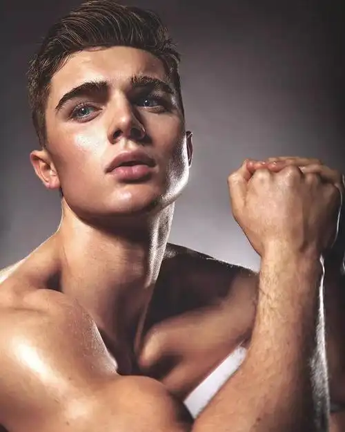 最近时尚圈的英国男模特 freddie pearson(弗雷迪·皮