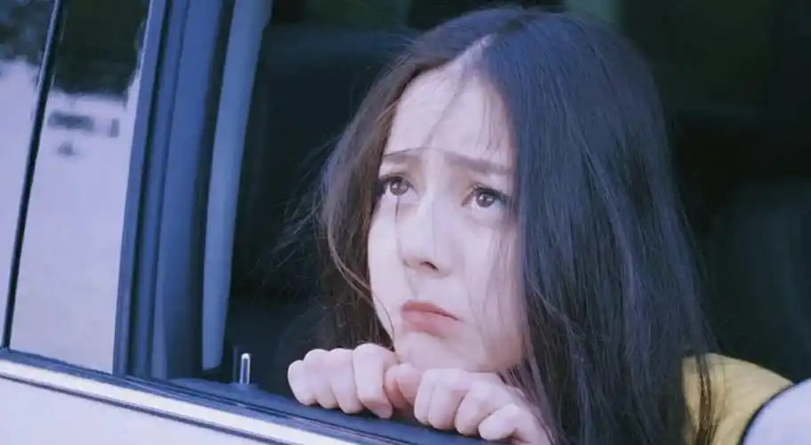 很多女演员有的演技通病,比如撅嘴,瞪眼,装可怜等,迪丽热巴一个都没有