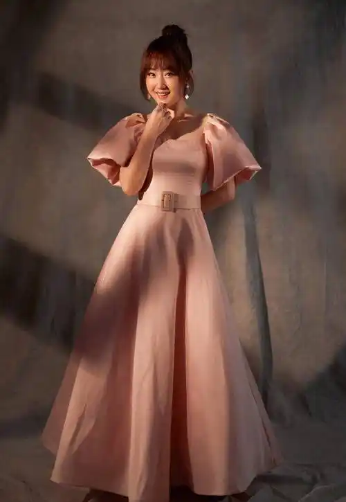 原创杨钰莹春晚造型真少女梳马尾辫穿紧身连衣裙哪里看得出48岁