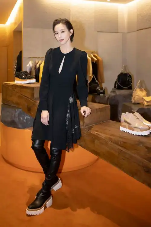 张钧甯现身stella mccartney北京限时展览体验店     .