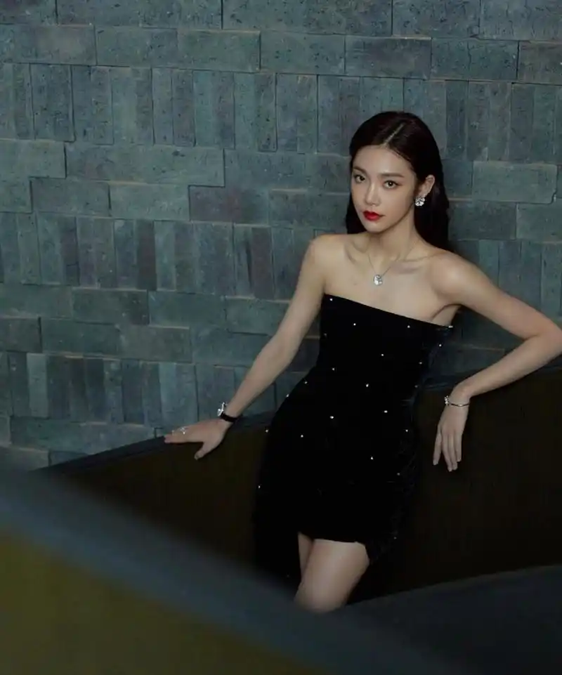 冷艳优雅,妩媚动人的#曾可妮# 肌肤胜雪,身材妖娆,丰满傲人的事业线