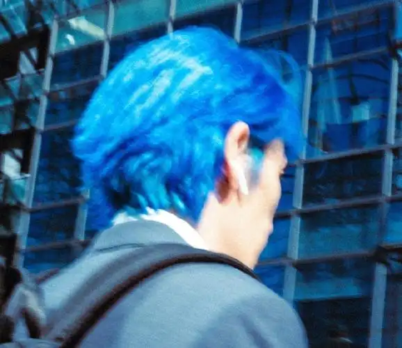 朱一龙新片蓝发造型