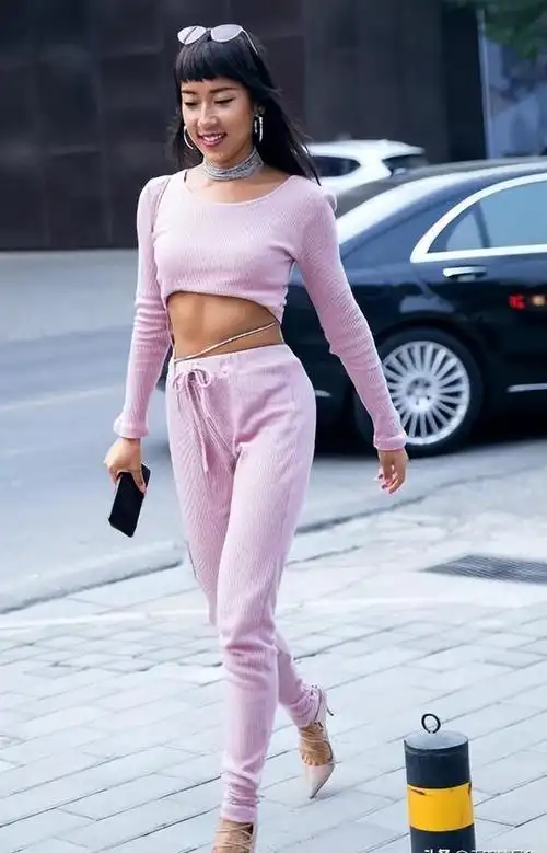 刘欢夫妇办家宴,吉克隽逸穿着暴露引反感,遭诸多网友抨击没教养