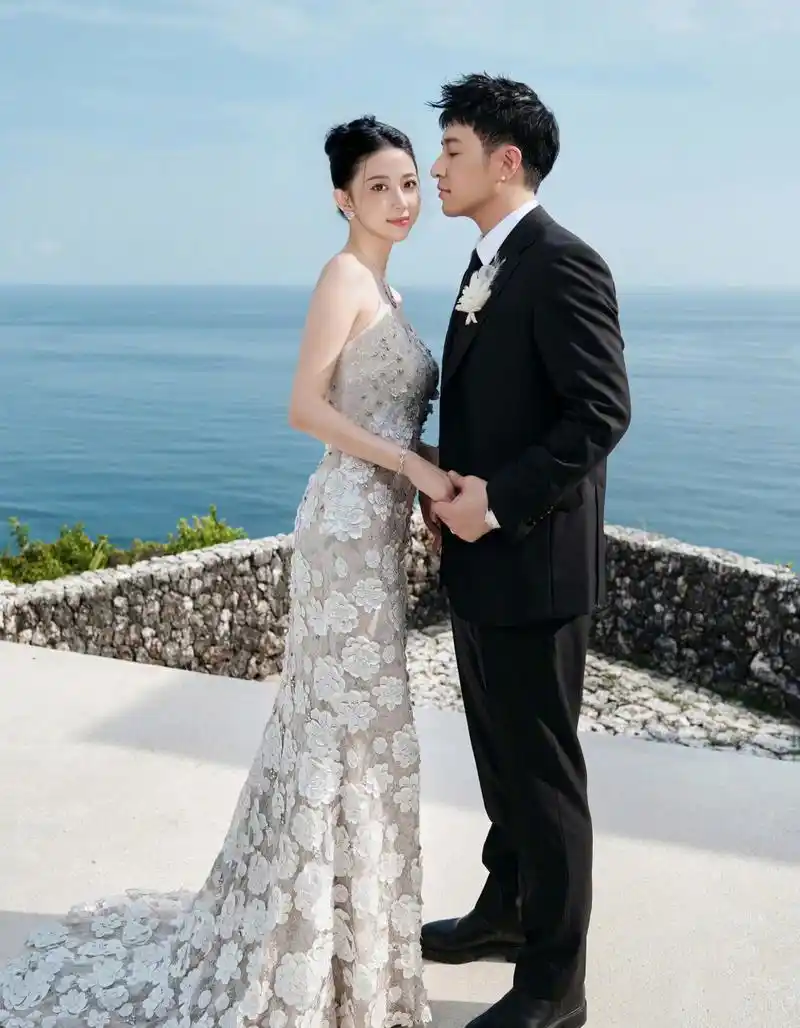潘玮柏晒婚纱照,潘玮柏应该是80后的偶像结婚比较晚的吧!