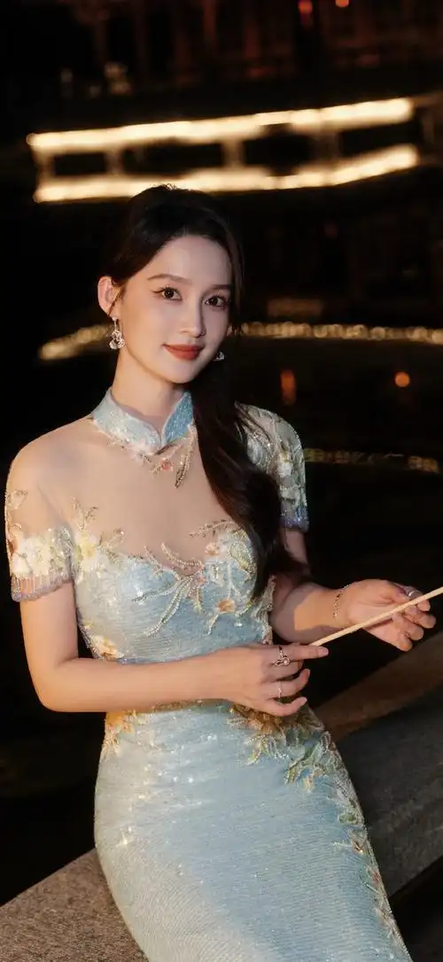 李沁壁纸, 举手投足间都散发着迷人的温婉气质~#李沁