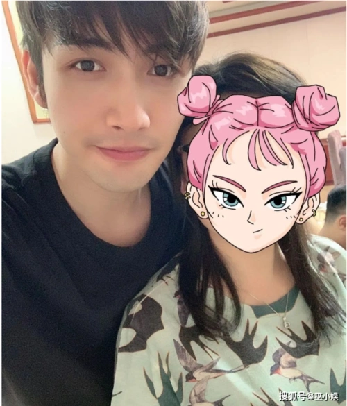 原创28岁张彬彬现身饭局与女性朋友贴身合照不避嫌发际线惹人担忧