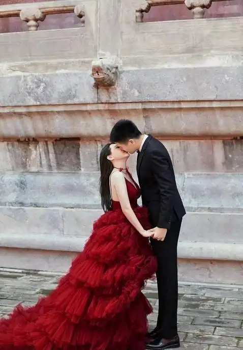 超甜广东男篮球员王薪凯妻子晒出二人的甜蜜婚纱照