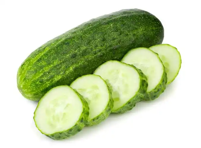 一根黄瓜和切好的黄瓜片