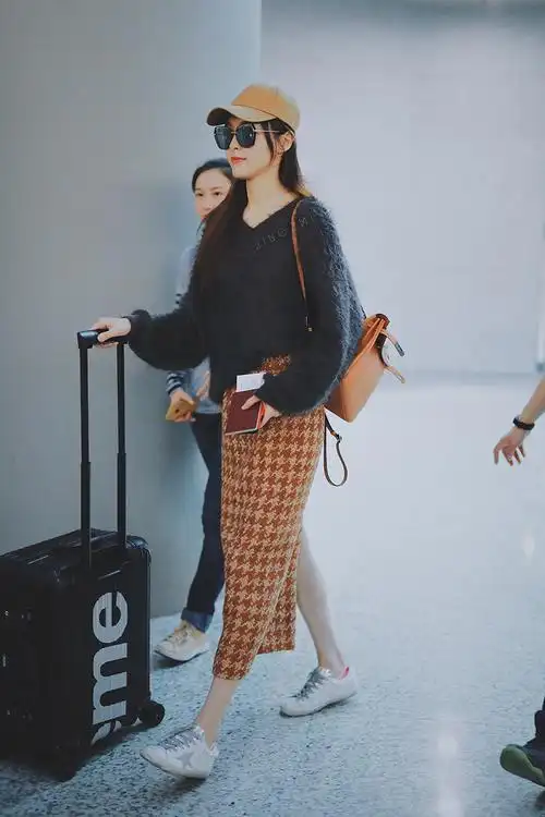 唐嫣机场街拍婚后甜蜜秀婚戒戴围巾一脸羞涩