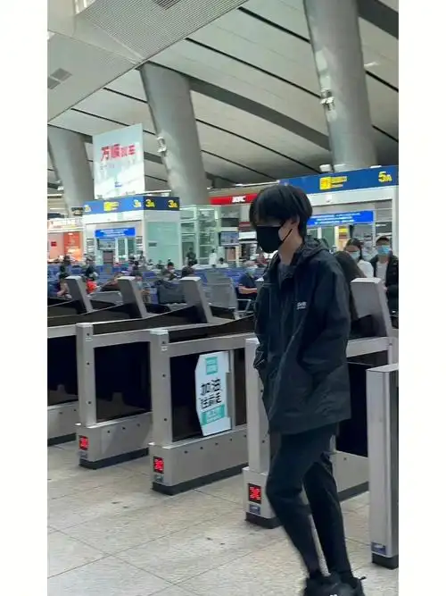 有网友在高铁站偶遇易烊千玺,路人镜头下的易烊千玺状态怎么样?