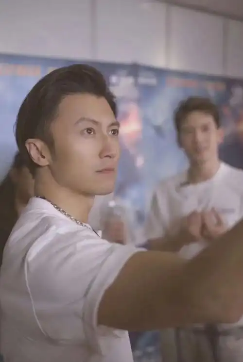 起来看动作静下来看脸#不是我对谢霆锋有滤镜,他真的是360度硬帅好吗?