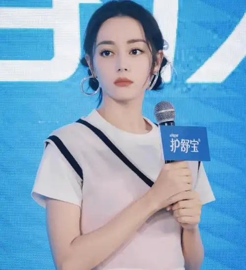 迪丽热巴参加品牌活动身穿白色短裙扎双丸子头休息是因为疲惫