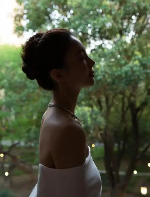 组图:金晨一袭白色礼服大秀好身材 侧颜优越举止优雅显高贵气质