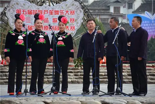 (图为仰乌东组合"情歌"对唱的情景 张希才摄)据介绍,雷山县苗族过苗年