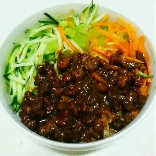 韩国亦有炸酱面,是由山东华侨带入韩国,以春酱(黑豆酱)为调味料,加上