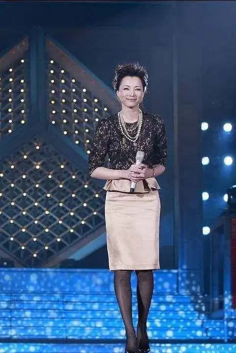 董卿穿小格子西装出席户外活动,就算素颜配短发也优雅迷人_网易订阅