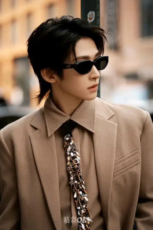 梳着狼尾发型,野性又矜贵气场好强#刘宇狼尾造型看秀