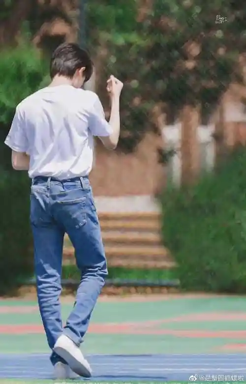 这就是走路粉的快乐吗#分享并收集一些宋亚轩男友力十足的直角肩背