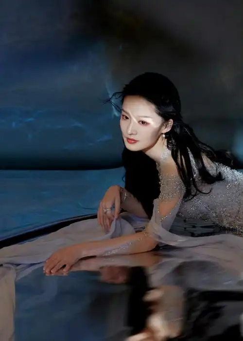 如梦似幻,波光粼粼,好像来自深海的公主,每一帧都唯美动人#李沁盛典