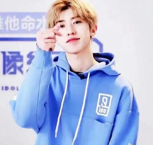 蔡徐坤的豪华比心