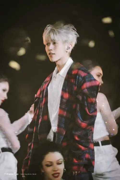 蔡徐坤ins##愚人节站姐团建