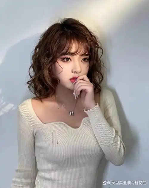搭配卷刘海可爱又俏皮,非常适合小圆脸鹅蛋脸的女生,发量多或者少其实